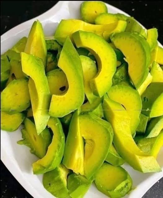 Debunking Viral Myths: The “Doctors Reveal Avocados Cause…” Clickbait